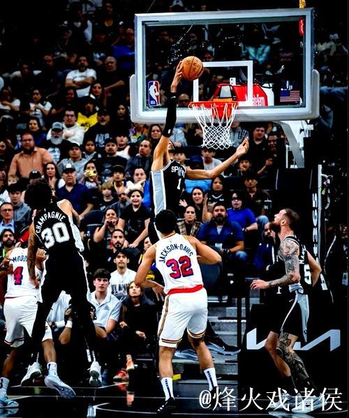 文班亚马关键回合遭卡鲁索防守引争议，这次对抗是否存在犯规？